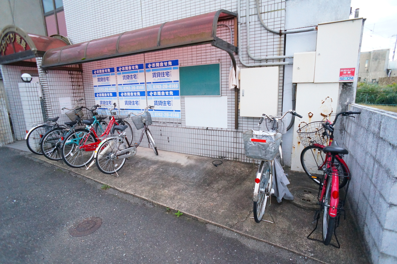 プチハイツ奈良の駐車場