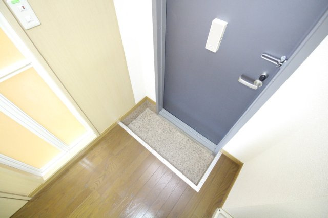 レオパレス冨田の玄関