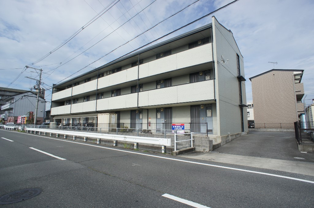 レオパレス冨田の駐車場