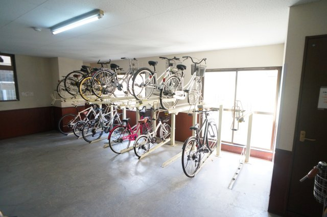 フォレスト高畑マンションの駐車場