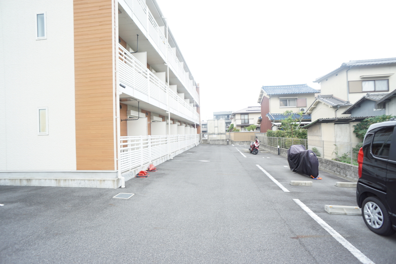 レオネクストコミンチャーレ九条の駐車場