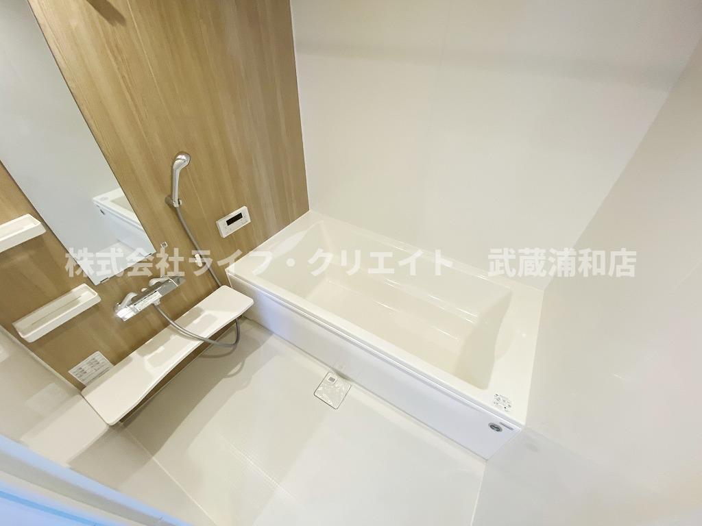 ブランシュ上の台の浴室