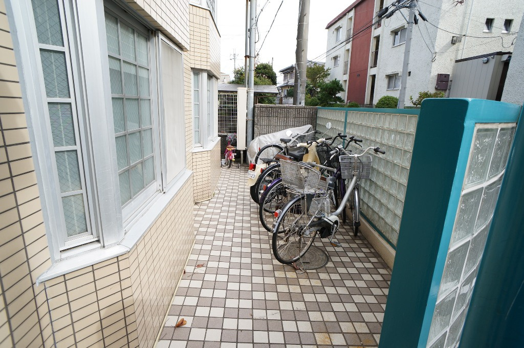 シャルルあやめ池の駐車場