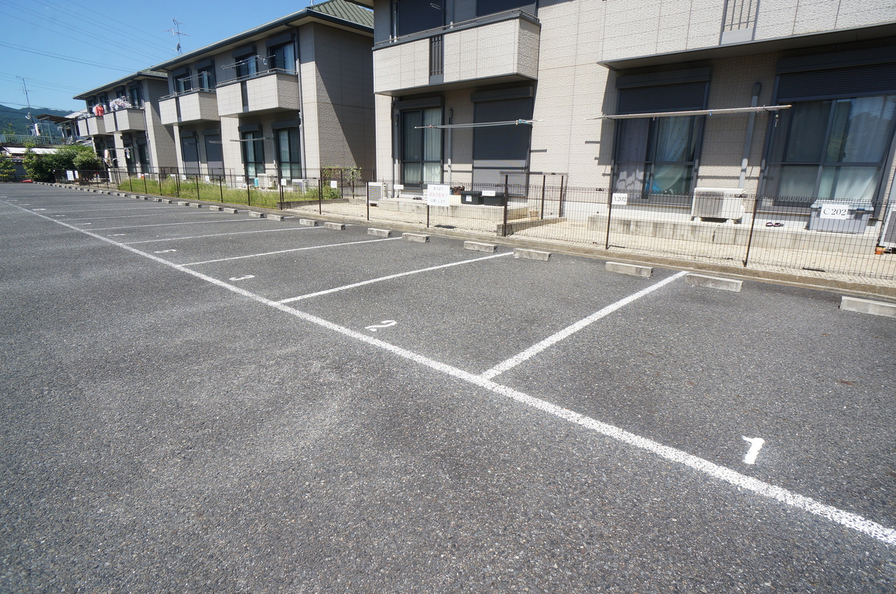 グランブルーＤの駐車場