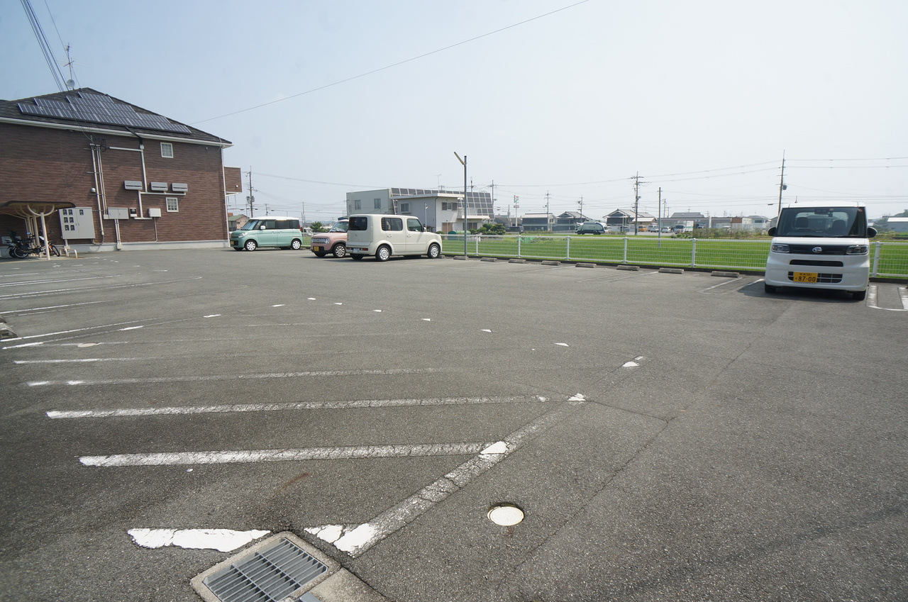 イーハトーヴ　勝根Ａ棟の駐車場