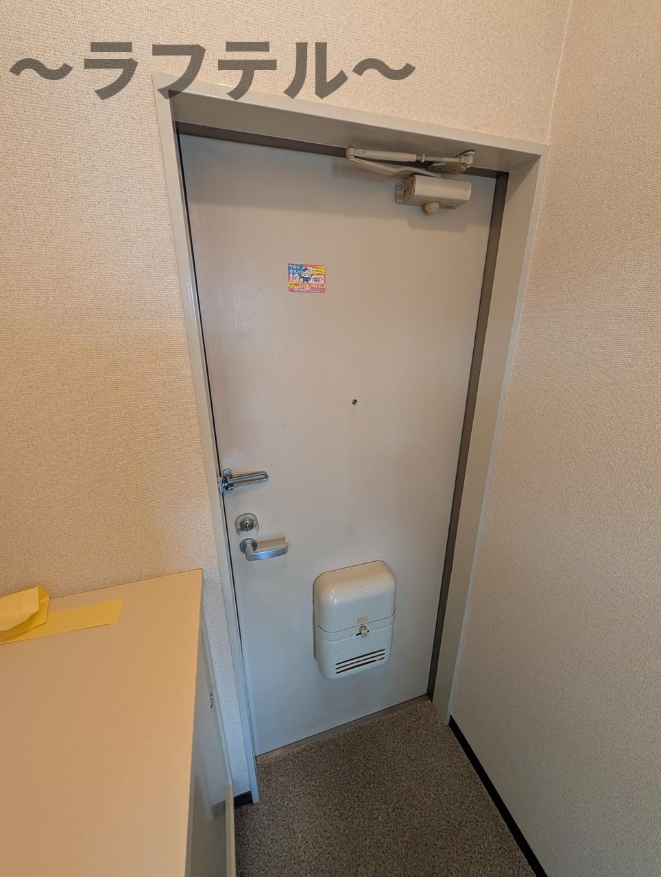 所沢市東狭山ケ丘２丁目のアパートの玄関