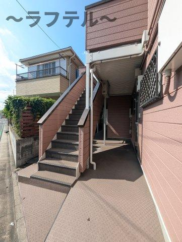 所沢市東狭山ケ丘２丁目のアパートのエントランス