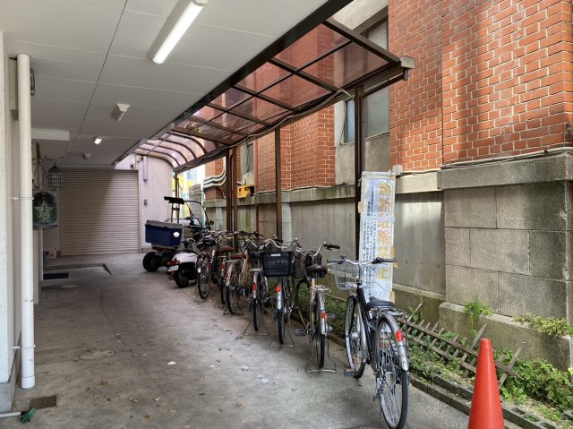 駅前岡ハイツの駐車場