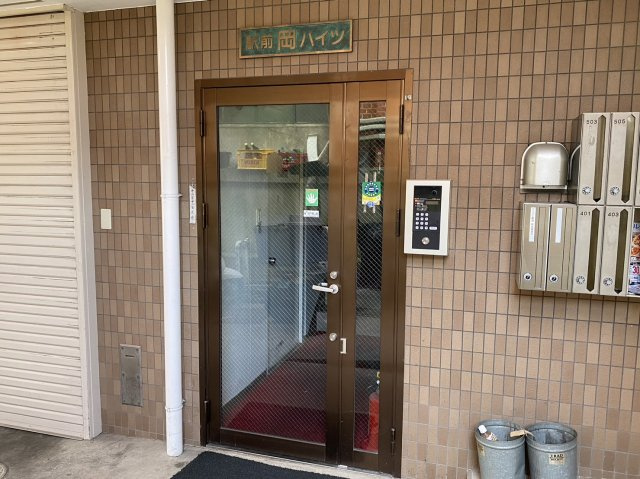 駅前岡ハイツのエントランス