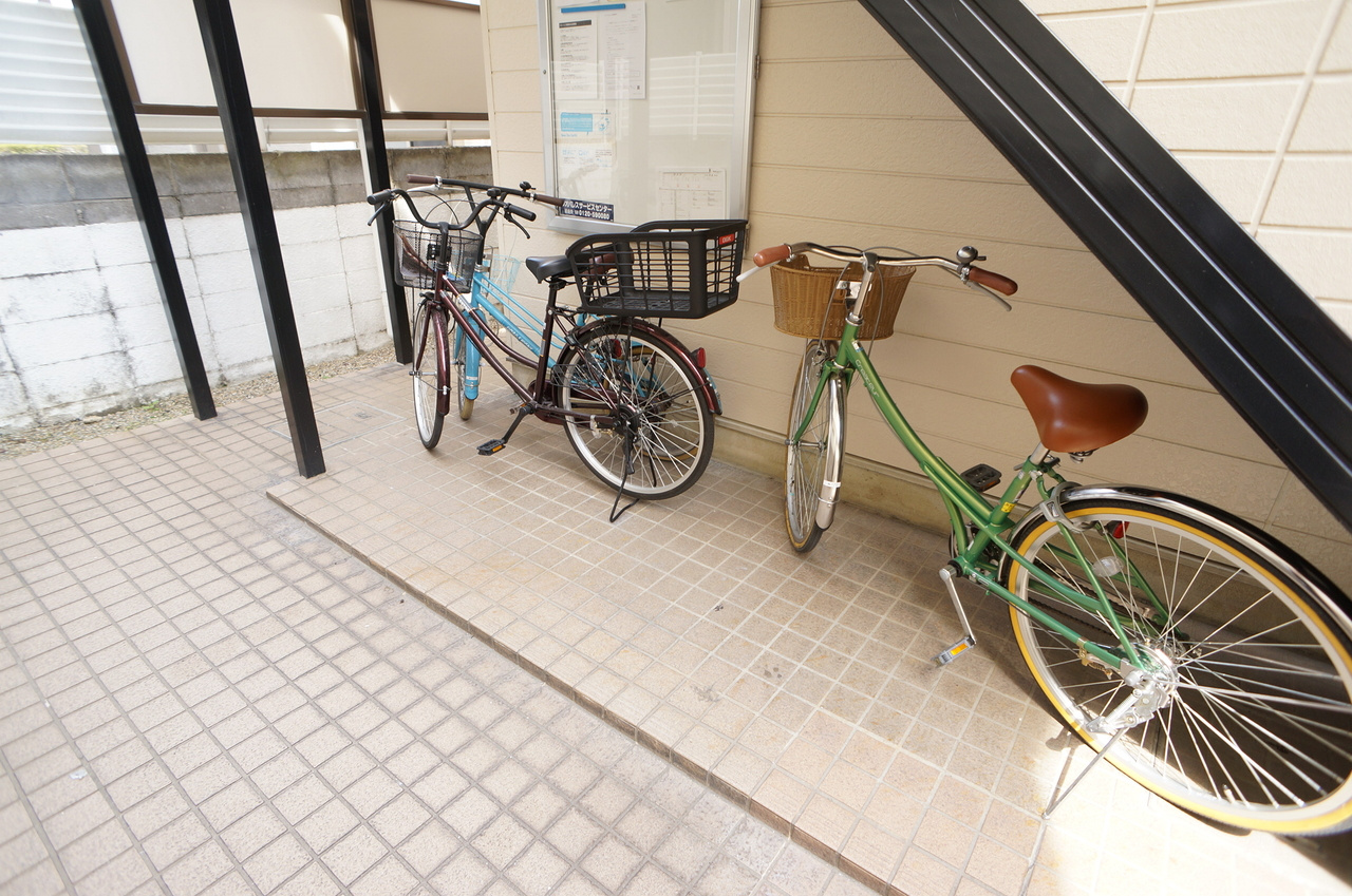 リファインコート八木の駐車場