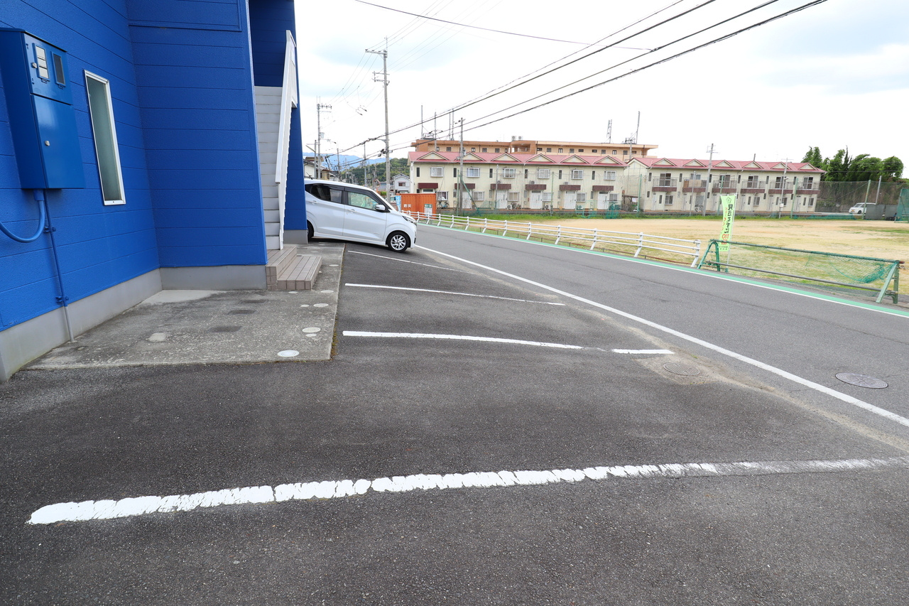 ログハウスこだちの駐車場