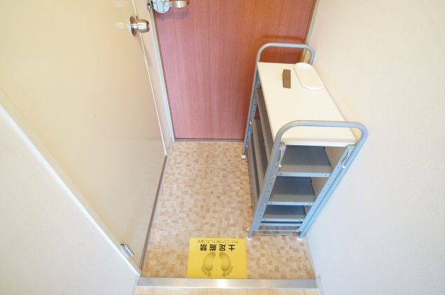 若草女子学生ハイツの玄関
