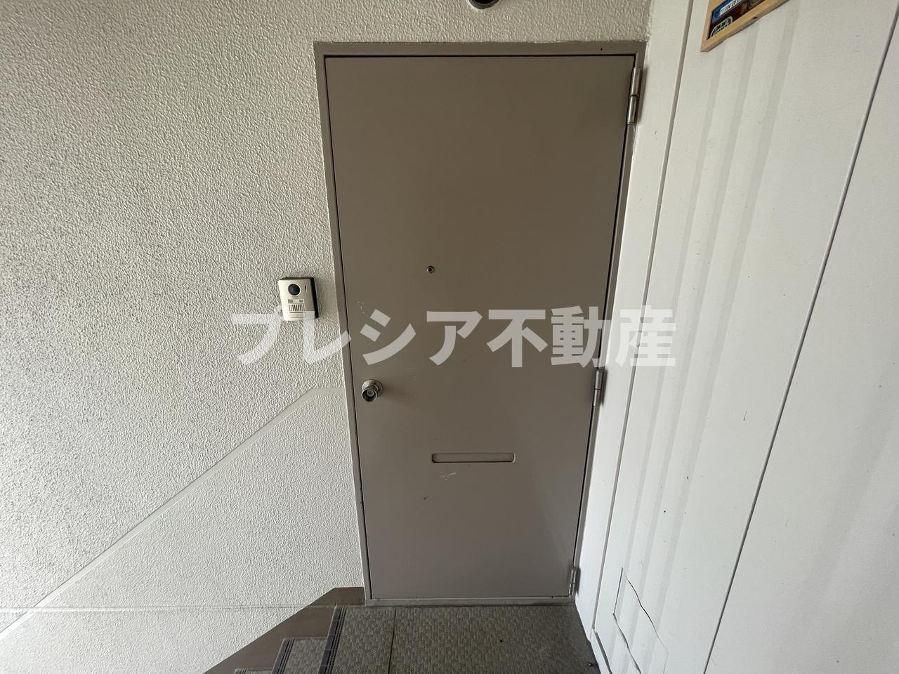 青山台住宅60号棟の玄関