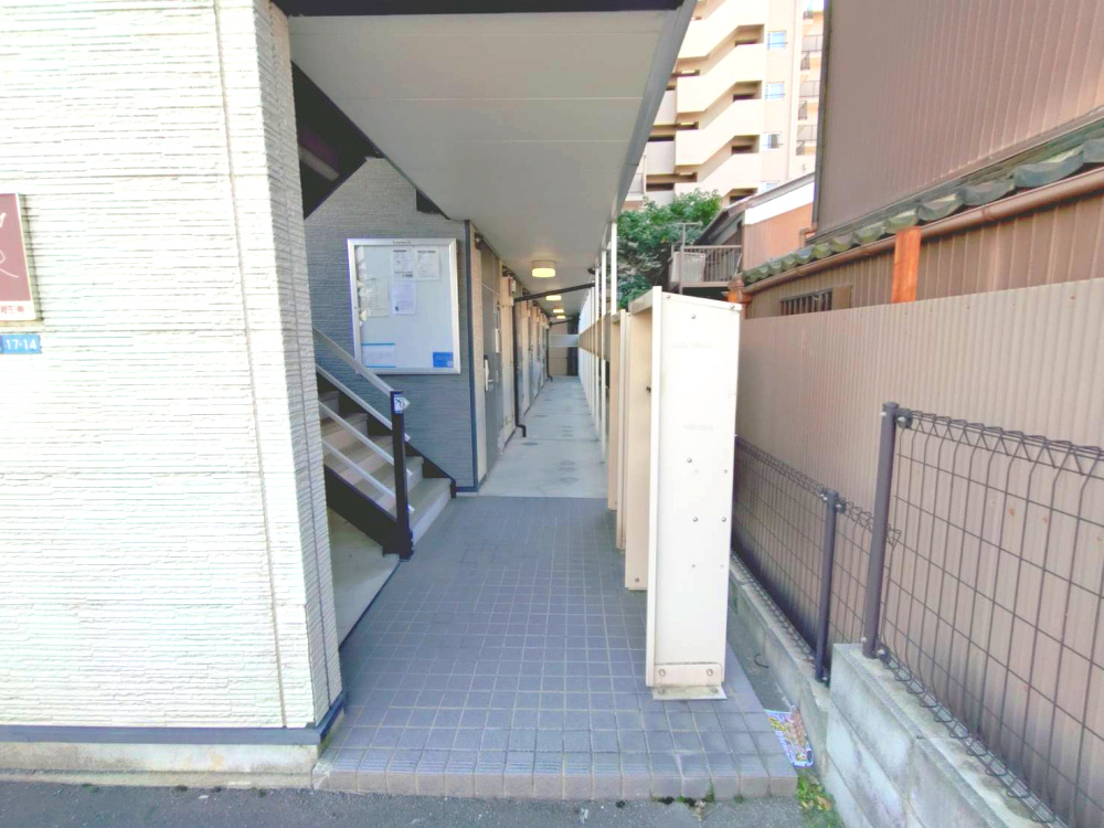 レオパレスヴィルヌーブ大和王寺のエントランス