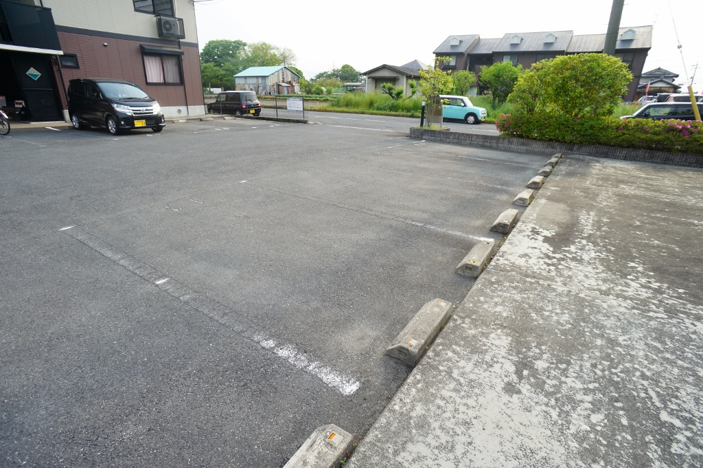 グリーンガーデン弐番館の駐車場