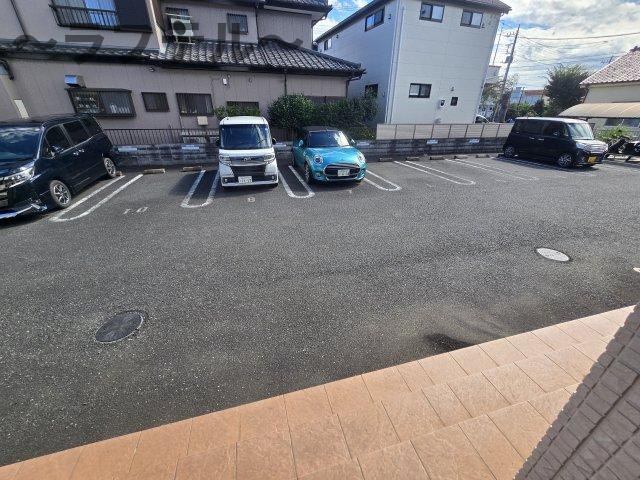 ヴェラハイツ神明の駐車場