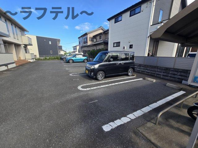 ヴェラハイツ神明の駐車場