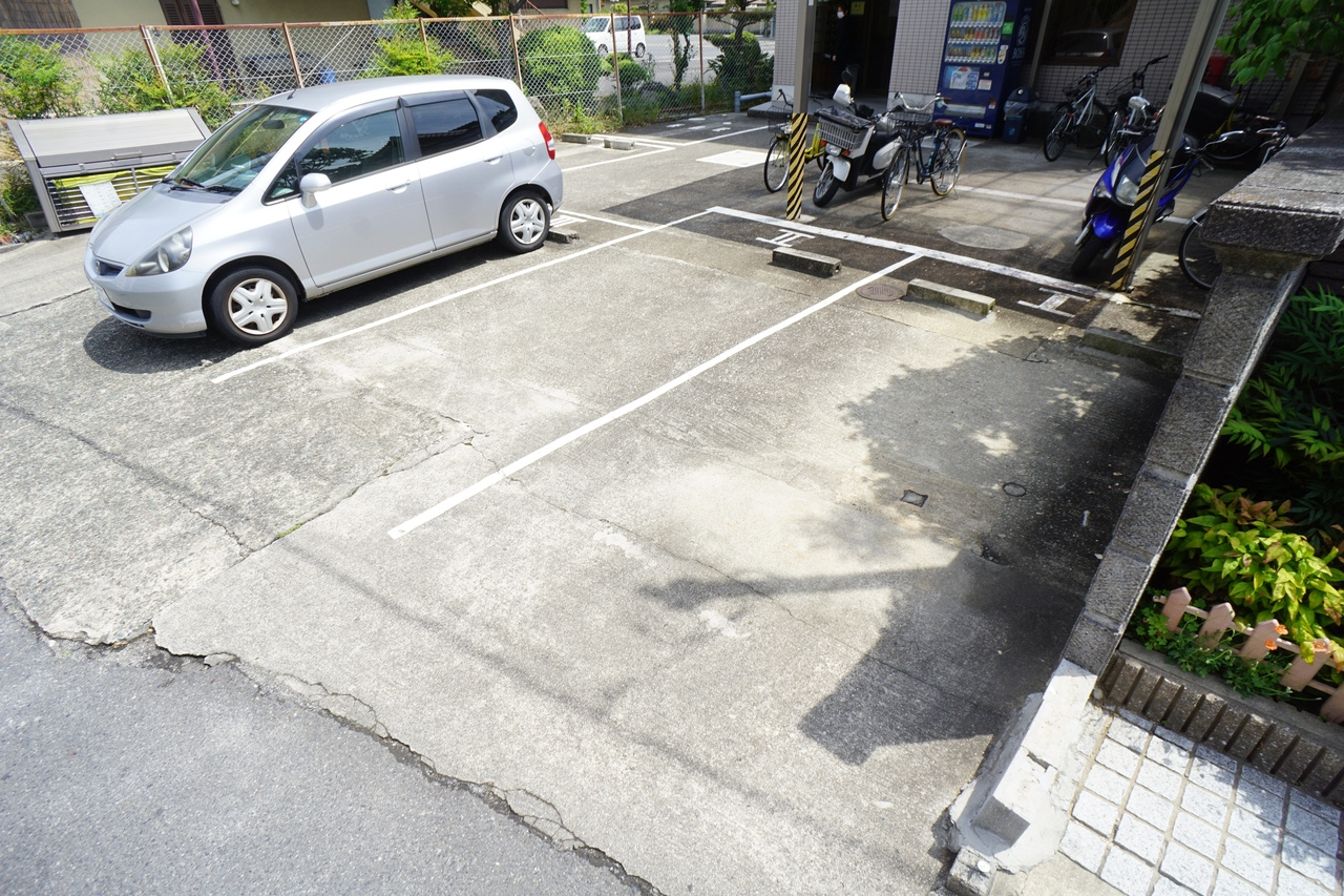 メゾンレイ天理の駐車場
