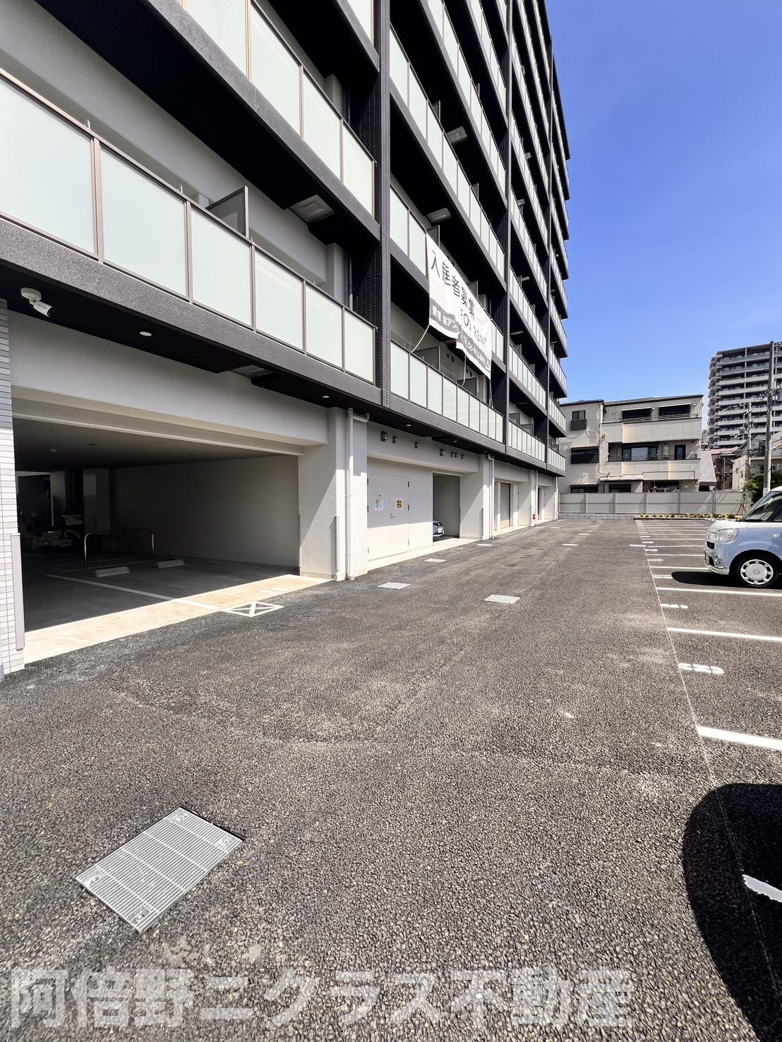 AND TERRACE 文の里の駐車場