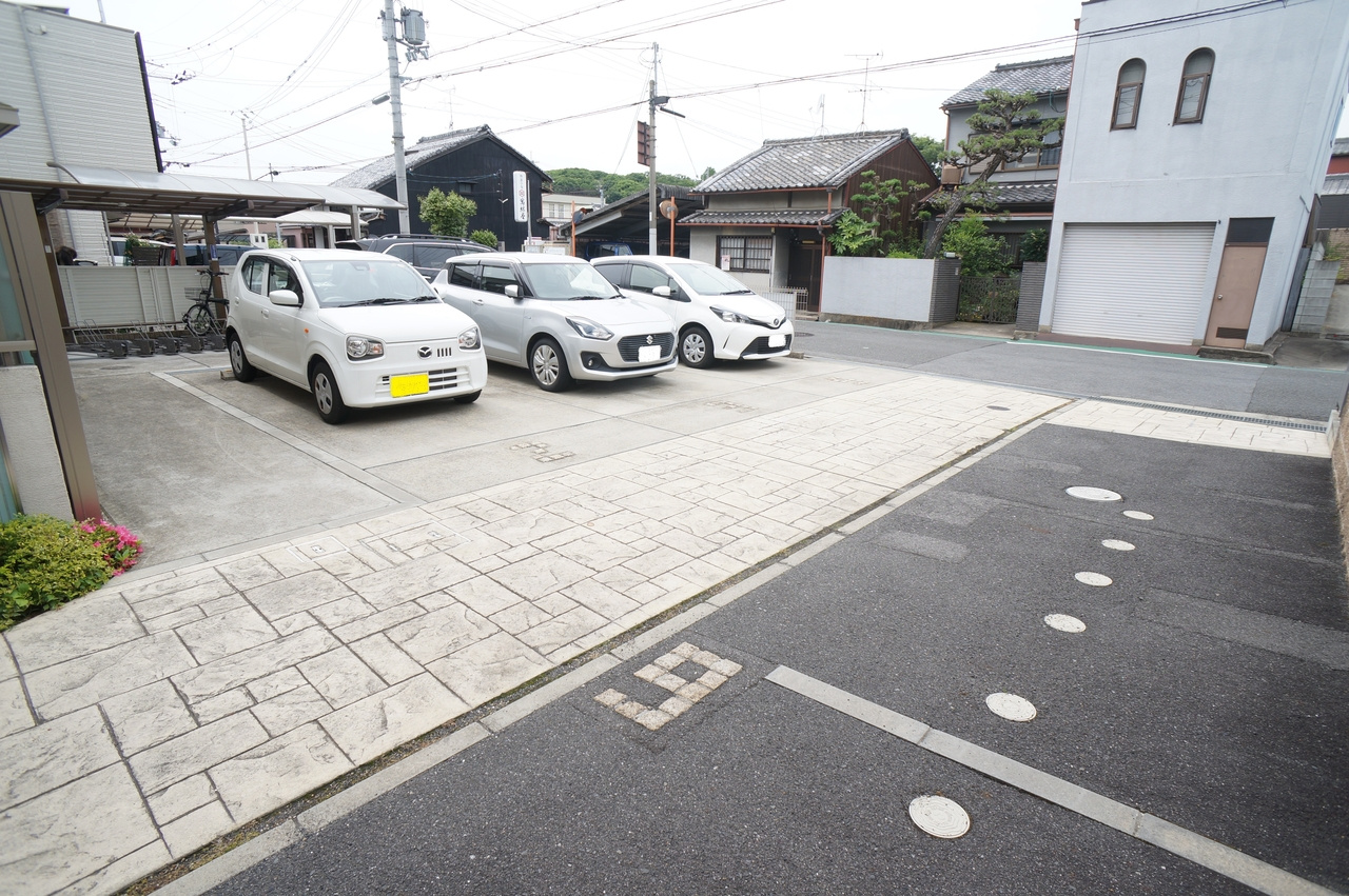 シャーメゾンわかくさの駐車場