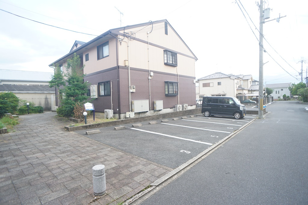 シャルマン二番館Ｂ棟の駐車場