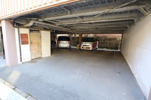 ハイツヨネダの駐車場