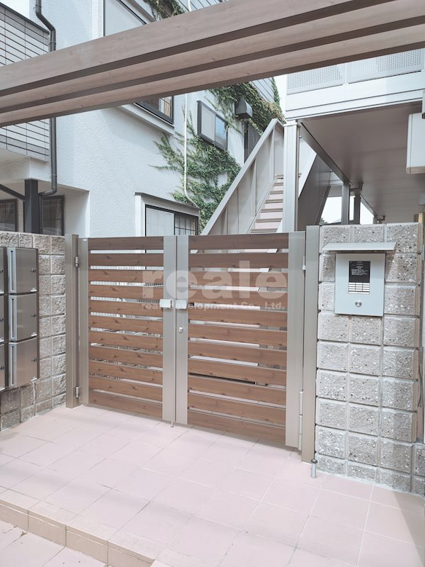 三鷹市井の頭４丁目のアパートのエントランス