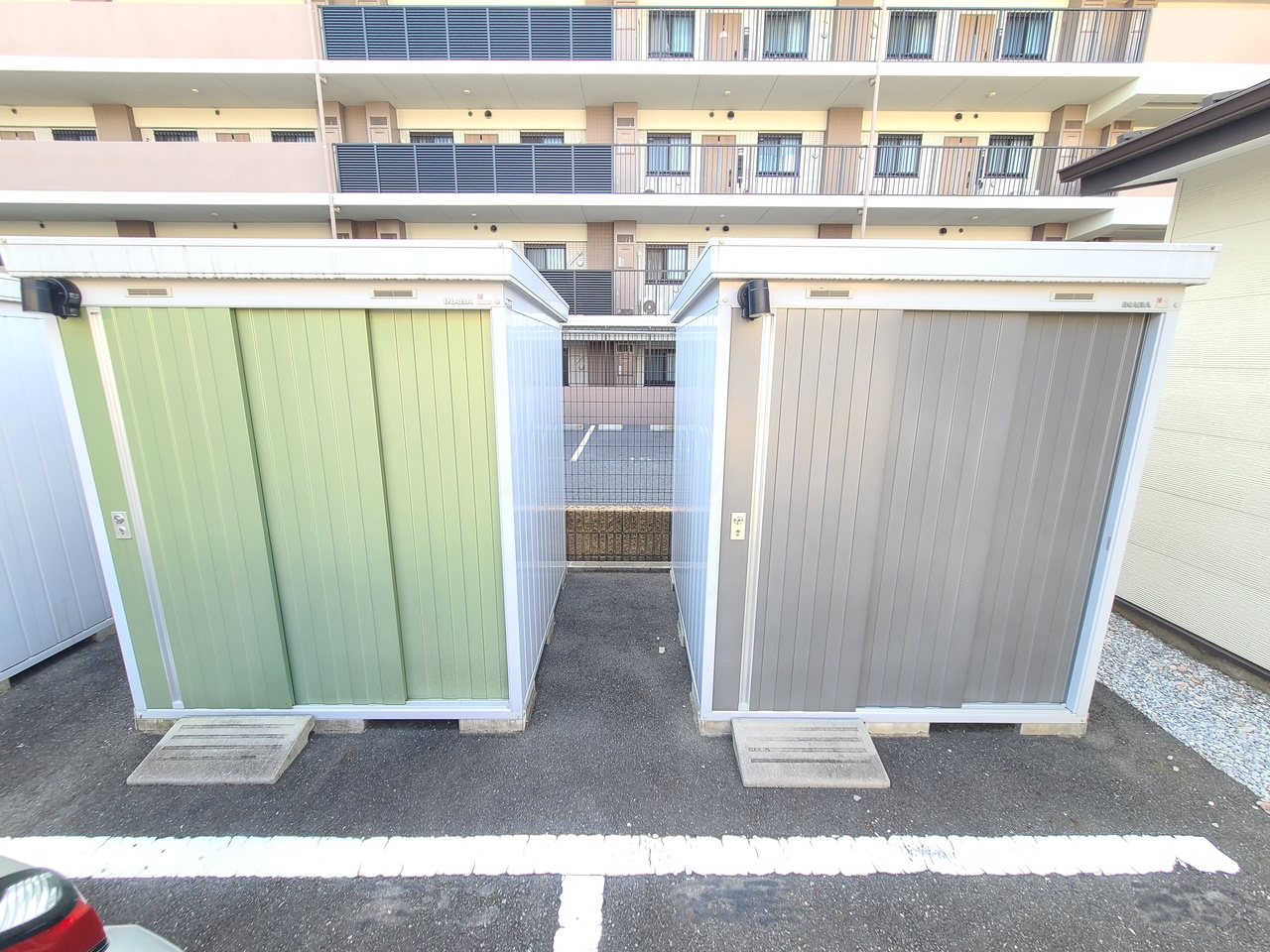 白幡４丁目貸家の駐車場|★敷地内駐車場にスチール物置・室内ＬＥＤ照明付き・スタッドレスタイヤ等置けます★