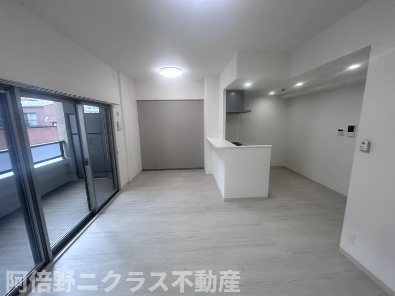 ベルンガーデン上本町 の内装|ゆったり過ごせる居間です