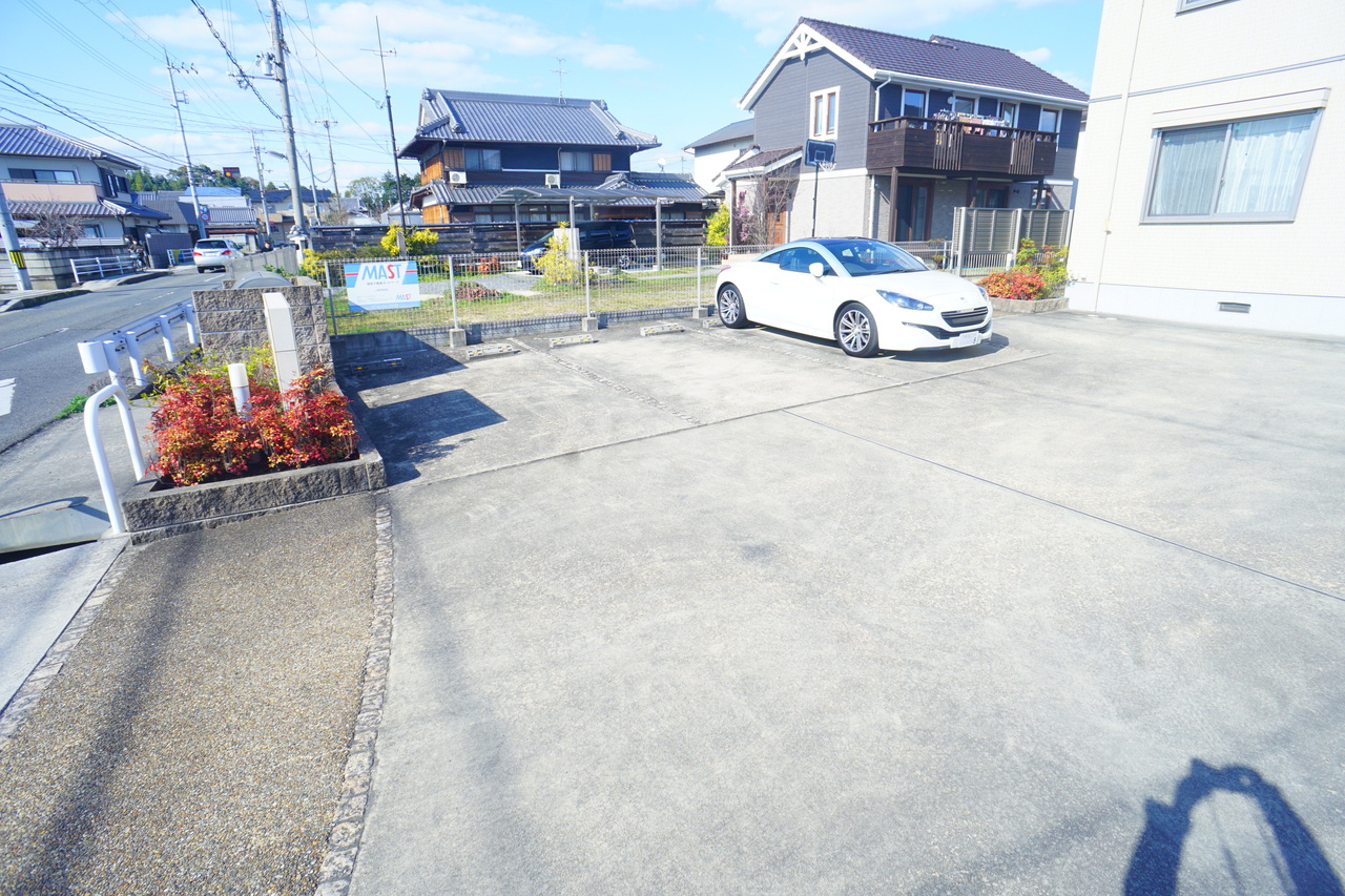 シャーメゾン八重桜の駐車場
