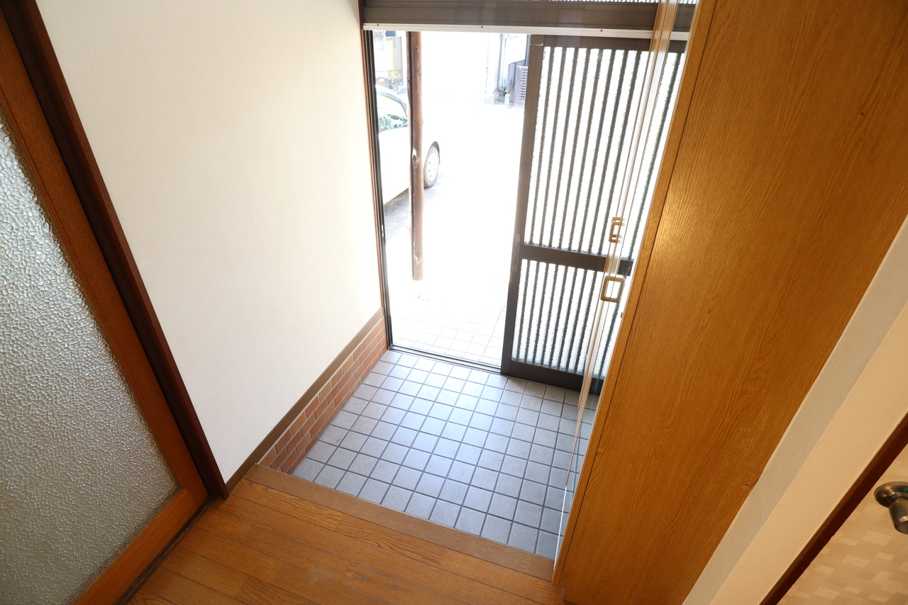 生駒市南田原町戸建の玄関