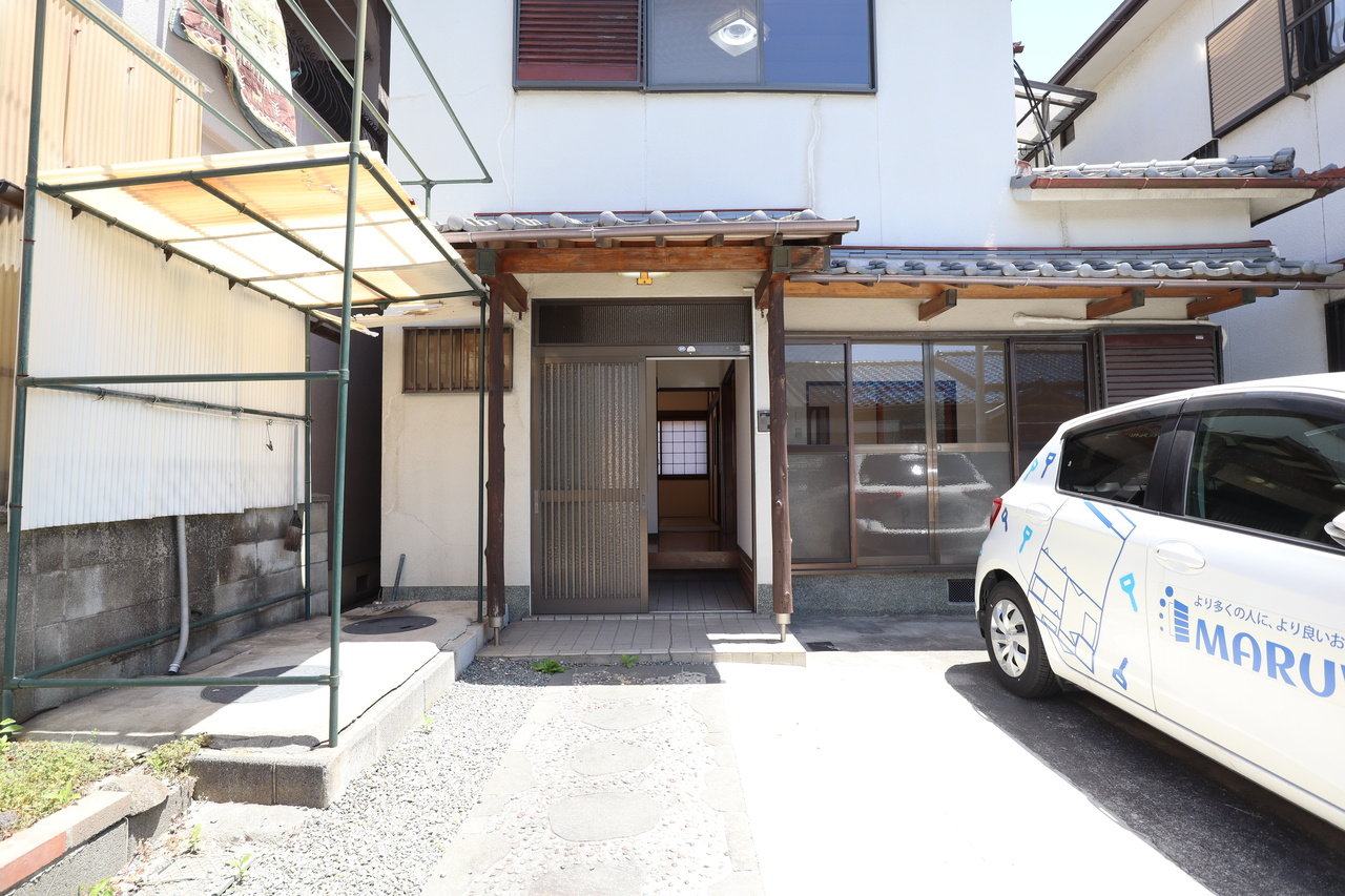 生駒市南田原町戸建のエントランス