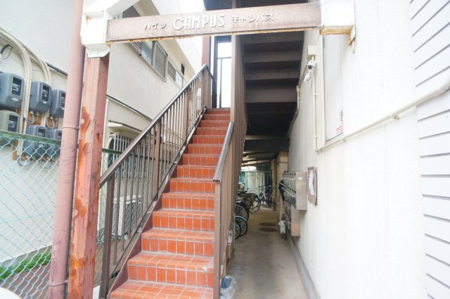 ハイツＣＡＭＰＵＳのエントランス