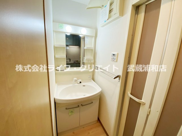 プレスティージュの洗面所|別号室の参考写真です。