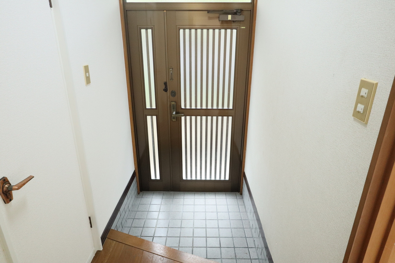 生駒市北新町の一戸建ての玄関