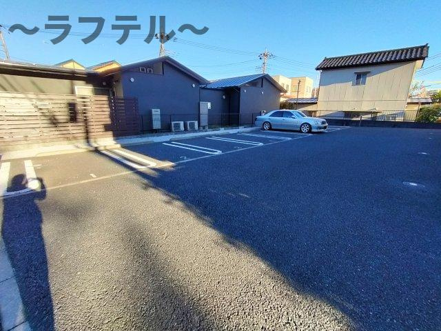 カーサリリオの駐車場
