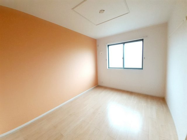 ワンオフティの内装|明るい室内です