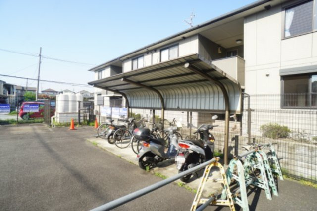 メゾンプリムラの駐車場