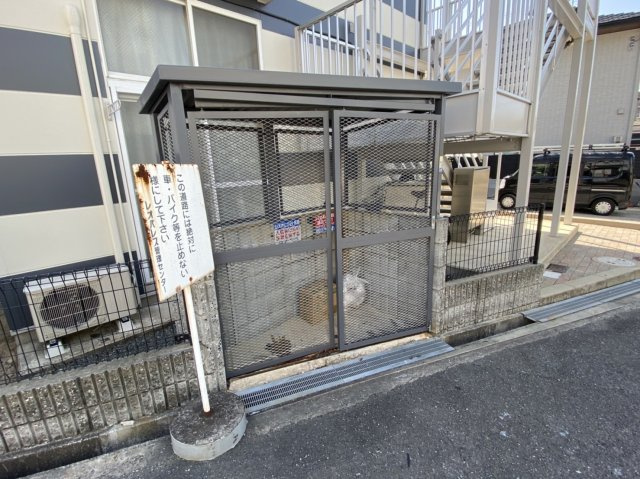 レオパレスAdvance富雄のエントランス