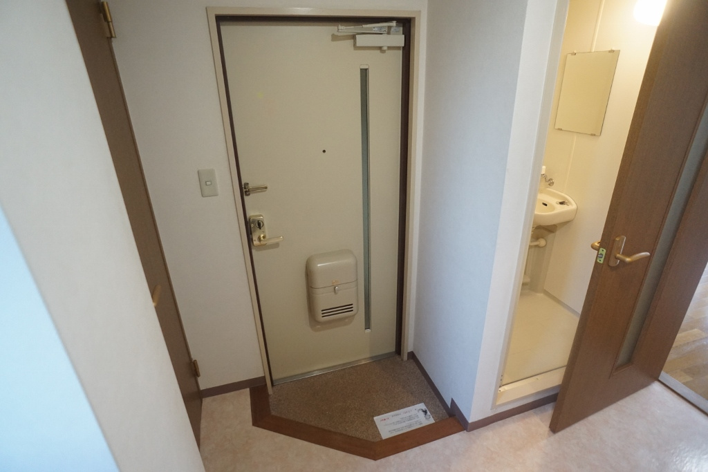 アイリスハイツ５号館の玄関
