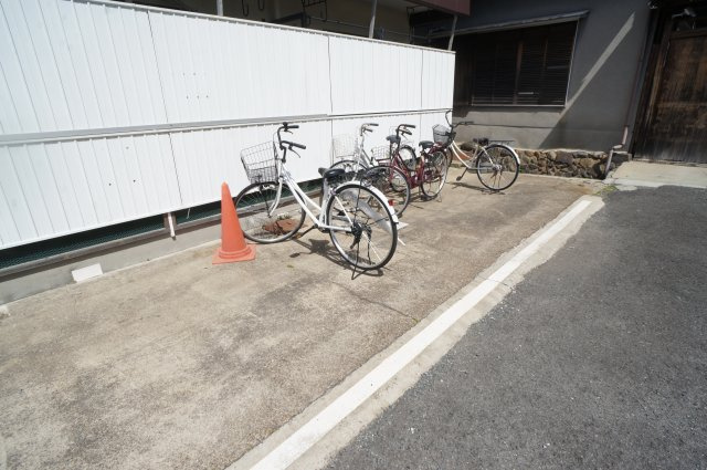 コーポ華の駐車場