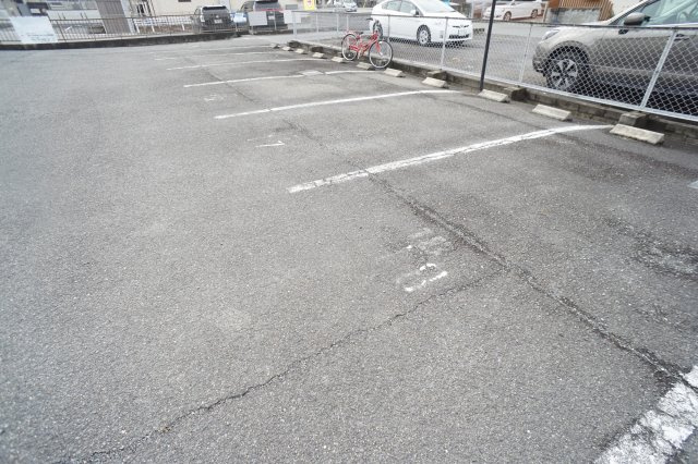 ルミエール四条の駐車場