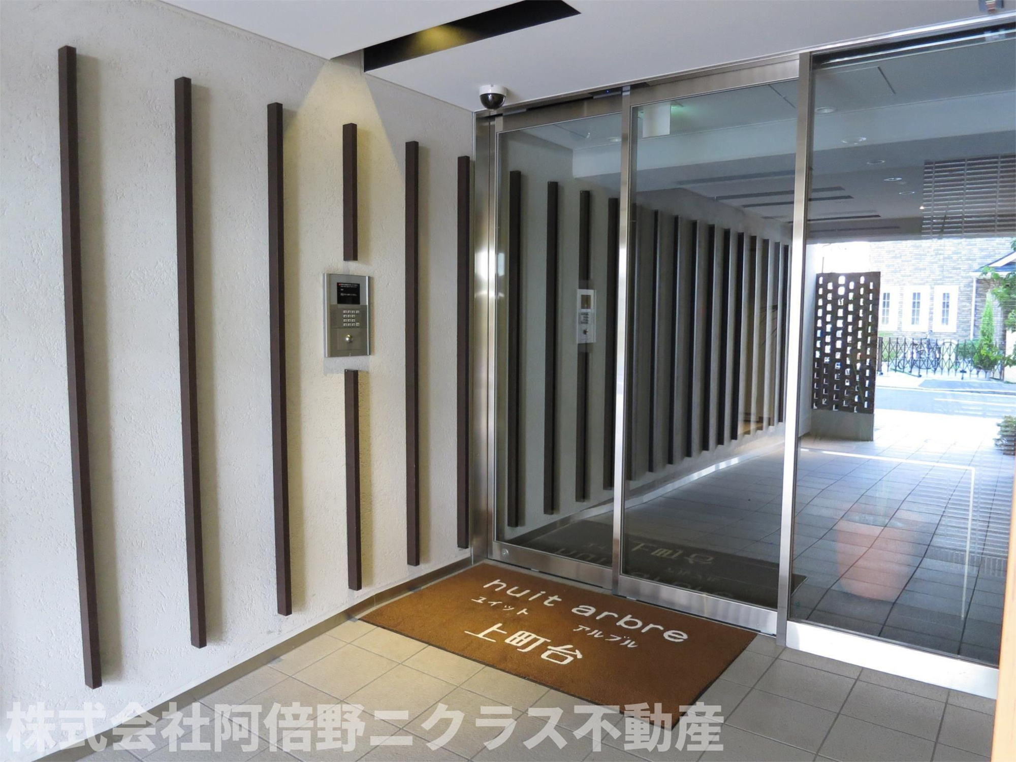 huit arbre上町台のエントランス