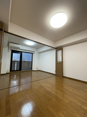 アリスタ四条西洞院の居間・リビング|開放的な寝室です
