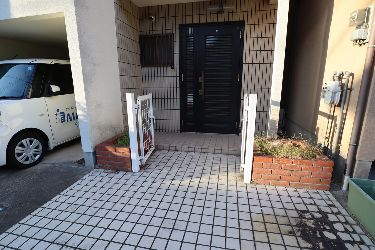 橿原市中町戸建のエントランス