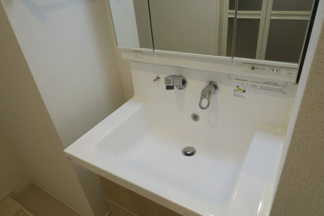桜ガーデン北浦和の独立洗面台|★３面鏡付き・シャワー水栓型洗面台です。★