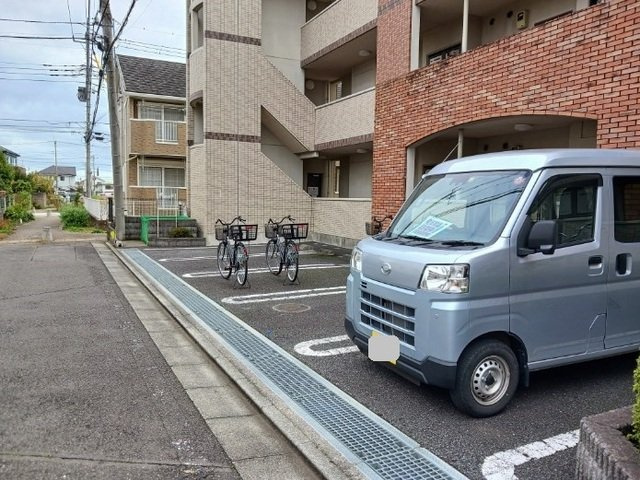 オネスティ　ユー　カレントの駐車場|車をお持ちの方に嬉しい駐車場付きの物件です