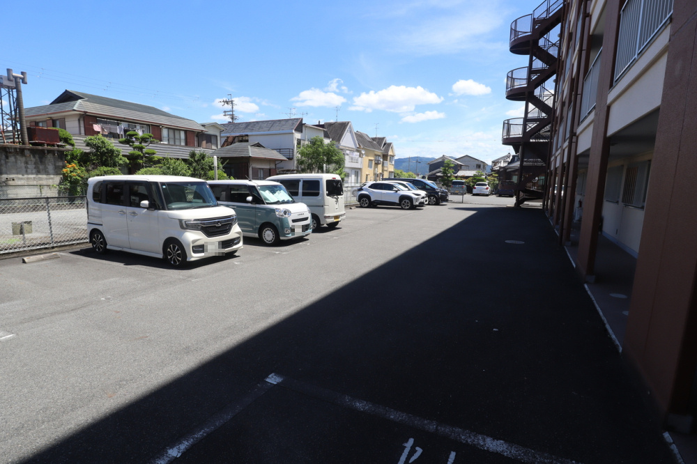 ファミール葛本の駐車場