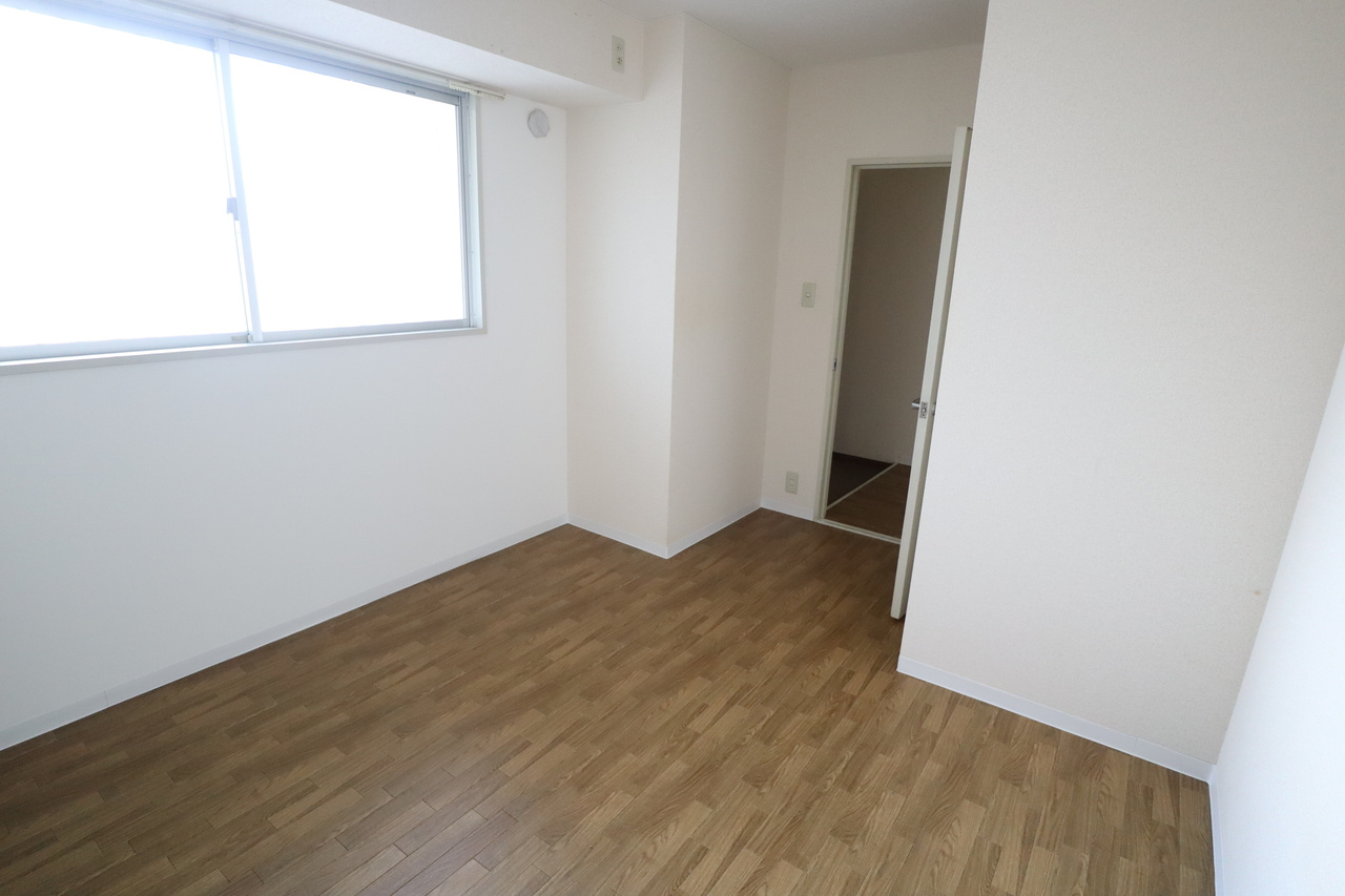 ファミール葛本の洋室