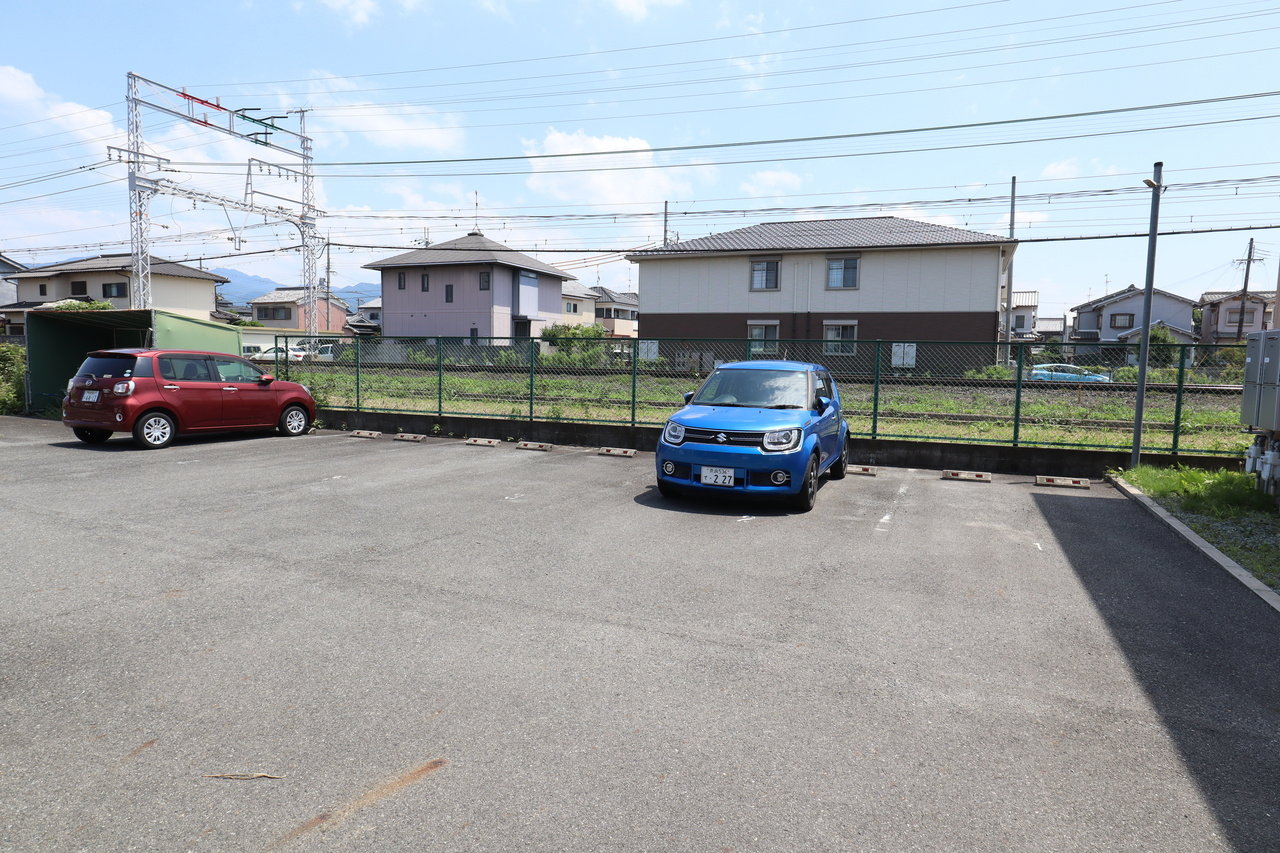 ファミールｉの駐車場